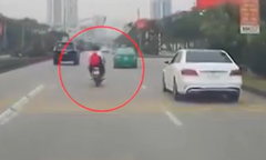 Thót tim 2 nam sinh đầu trần lái xe máy, lạng lách giữa làn ô tô