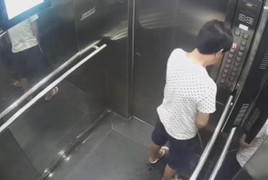 Clip: Ghê tởm cảnh người đàn ông tiểu bậy trong thang máy ở TP.HCM