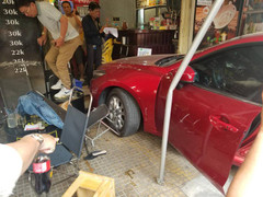 Khoảnh khắc ô tô lao thẳng vào quán cà phê, nhiều người tháo chạy