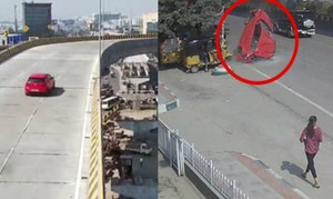 Clip: Ôtô bay khỏi đường trên cao, đè chết một người
