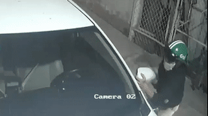 Clip: Hàng loạt kẻ trộm mặc áo Grab bẻ gương ô tô tại TP.HCM