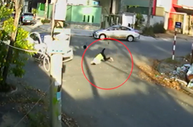 Clip: Phóng nhanh qua ngã tư, người phụ nữ lao vào ô tô rồi bay lên không trung