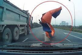 Thót tim cảnh ô tô chạy tốc độ cao bị bạt trên xe tải rơi phủ kín đầu