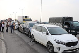 Clip: 7 ôtô tông nhau liên hoàn trên cầu Thanh Trì