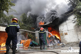 Video: 1.000 mét vuông kho xưởng ở Hà Nội bị thiêu rụi