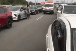 Clip: Hàng trăm ô tô nhường đường cho xe cứu thương trên cao tốc