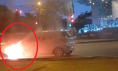 Clip: Ô tô bốc cháy ngùn ngụt giữa phố Hà Nội
