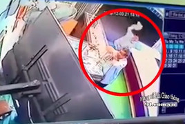 Clip: Khoảnh khắc chủ tiệm vàng bị tấn công khi xem trận bóng đá giữa Việt Nam và Singapore