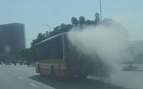 Clip: Xe buýt xả khói mù mịt ung dung đi trên phố Hà Nội