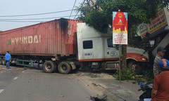 Clip: Xe container nổ lốp lao thẳng vào nhà dân ở TP.HCM, hai người thoát chết ngoạn mục