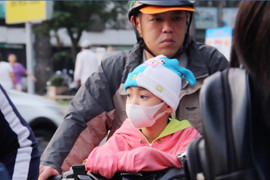 Video: Người TP.HCM mặc áo ấm, đeo găng tay giữ ấm trong ngày lạnh 20 độ C