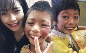 Video: Xúc động cô giáo 9x dùng tiền tiết kiệm nuôi em bé bị lở loét