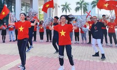 Video: Sinh viên đại học FPT cổ vũ đội tuyển U22 Việt Nam trận chung kết SEA Games 30