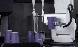 Video: Cận cảnh cánh tay robot có thể pha chế 3 ly cà phê/phút