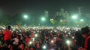 Ảnh: Sân ĐH Y Hà Nội lung linh đèn flash mừng chiến thắng tuyển U22 Việt Nam