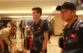 Video: Đội tuyển U22 Việt Nam chuẩn bị rời khách sạn về Hà Nội