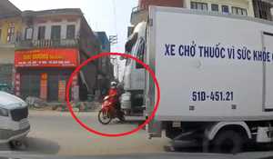 Clip: Sang đường đúng điểm mù của container, người phụ nữ thoát chết trong gang tấc