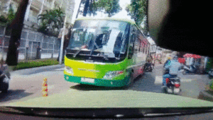 Clip: Xe buýt vượt ẩu, lấn làn ngược chiều bị ô tô khác 'dằn mặt', ép phải lùi