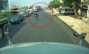 Clip: Sang đường ngay trước đầu container, 2 học sinh đi xe đạp điện suýt bị tông trúng