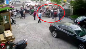 Clip: Ô tô Mercedes tông liên hoàn nhiều xe máy, người nằm la liệt trên đường