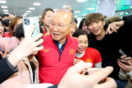 Clip: HLV Park Hang Seo được người hâm mộ chào đón nồng nhiệt tại Hàn Quốc