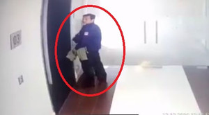 Clip: Người đàn ông ngang nhiên tiểu bậy tại hành lang chung cư cao cấp ở Hà Nội