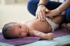 Video: Chữa ho bằng xoa bóp trị liệu, bé 4 tháng tuổi đột ngột qua đời