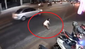 Clip: Đi bộ sang đường, cô gái bị tên cướp táo tợn giật túi xách, kéo lê