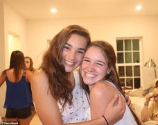 Video: Bị virus lây truyền khi hôn, cô gái 17 tuổi qua đời