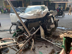 Clip: Ô tô 'ủi bay' hàng loạt xe máy, lao thẳng vào nhà dân bên đường