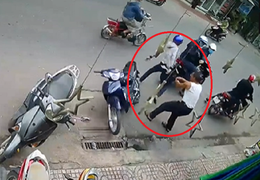 Clip: Trộm xe máy xịt hơi cay vào người dân khi bị phát giác giữa đường