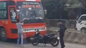 Clip: Hai thanh niên hung hãn chặn đầu, đập phá xe khách trên quốc lộ 1A