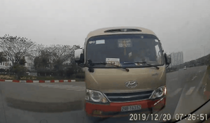 Clip: Xe buýt chở học sinh đi ngược chiều, liên tục nháy đèn đòi nhường đường gây bức xúc