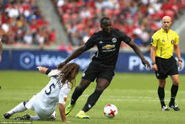 Lukaku lập công, MU thắng nhọc trên đất Mỹ
