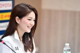 Nữ trưởng đoàn U22 Thái Lan xinh đẹp: 'Chúng tôi sẽ thắng cả 4 trận còn lại'