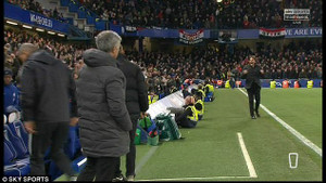 Mourinho: Chẳng lẽ tôi phải chạy theo bắt tay Conte?
