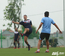 Ryan Giggs, Paul Scholes điệu nghệ thế nào khi đối đầu HLV Hoàng Anh Tuấn?