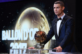 Giành Quả bóng Vàng 2017, Ronaldo cân bằng kỷ lục với Messi