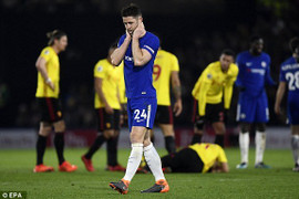 Chơi thiếu người, Chelsea thảm bại trước Watford