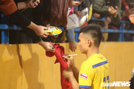 Video: Cổ động viên chặn đường xin chữ ký, bám theo xe chở người hùng U23 Việt Nam