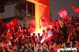 CĐV Hải Phòng đốt pháo sáng đỏ trời, ngang nhiên thách thức ban tổ chức