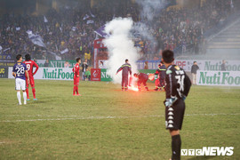 Toàn cảnh CĐV Hải Phòng phá rào an ninh, buộc trận đấu phải kết thúc sớm