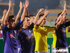 Fan hâm mộ quây kín lối ra, xe chở Hà Nội FC mắc kẹt trong sân Hàng Đẫy