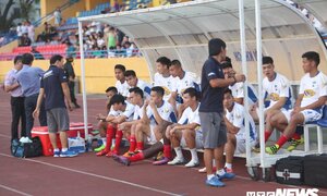 Băng ghế dự bị có chất lạ, nửa đội HAGL phải di chuyển chỗ ngồi