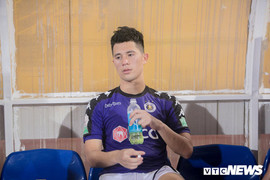 Video: Đình Trọng được bầu Hiển an ủi khi gặp chấn thương