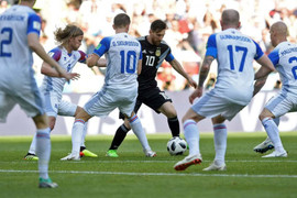 Chẳng riêng Messi, Ronaldo từng hóa tầm thường trước Iceland