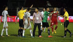 Bóng ma bạo lực đe dọa V-League: Ai kiềm tỏa những 'cái đầu nóng'?