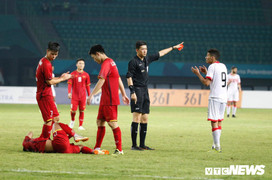 Thua Olympic Việt Nam, HLV Bahrain trách trọng tài cướp bàn thắng, rút thẻ đỏ sai