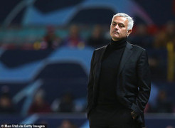 Lý do cầu thủ MU ngồi xe bus, để Mourinho một mình đi bộ tới sân