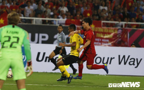 Công Phượng lãnh trọn cùi chỏ của hậu vệ Malaysia